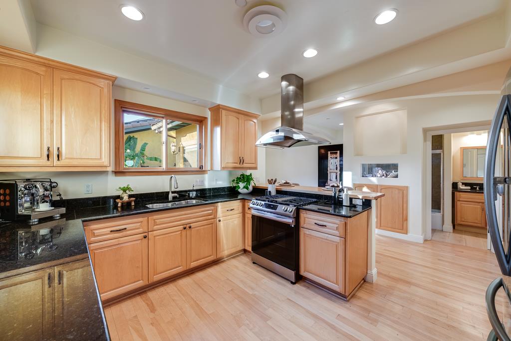 Detail Gallery Image 16 of 62 For 421 Centennial St, Santa Cruz,  CA 95060 - 3 Beds | 4 Baths