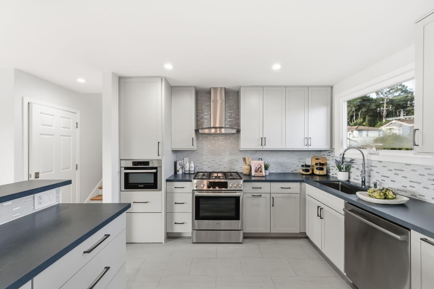 Detail Gallery Image 10 of 39 For 583 Hawthorne Ave, San Bruno,  CA 94066 - 3 Beds | 2 Baths