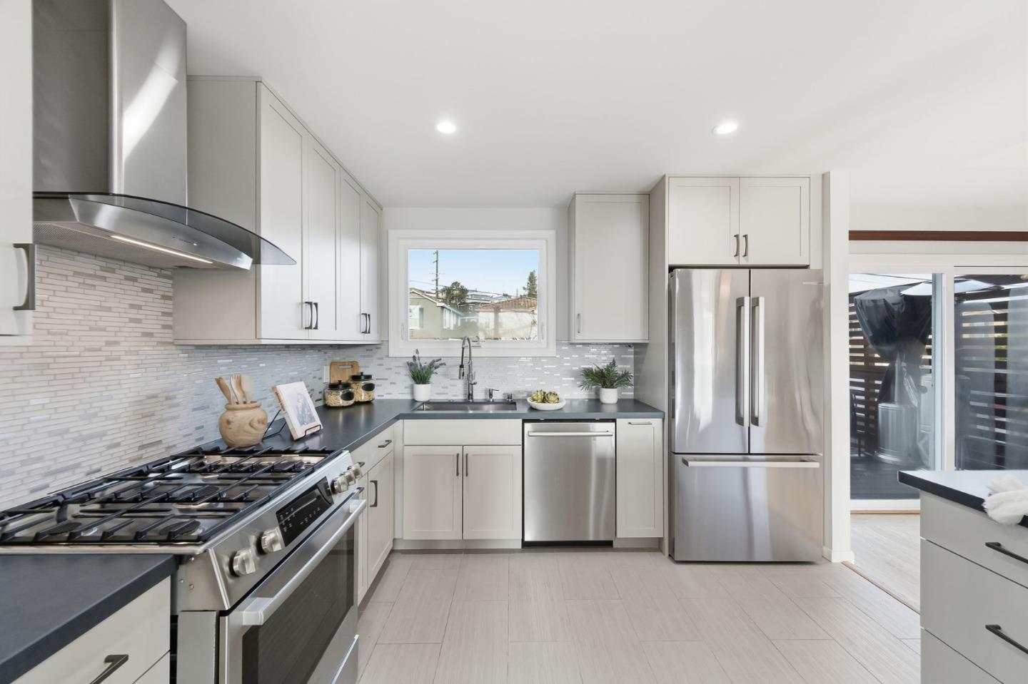 Detail Gallery Image 11 of 39 For 583 Hawthorne Ave, San Bruno,  CA 94066 - 3 Beds | 2 Baths