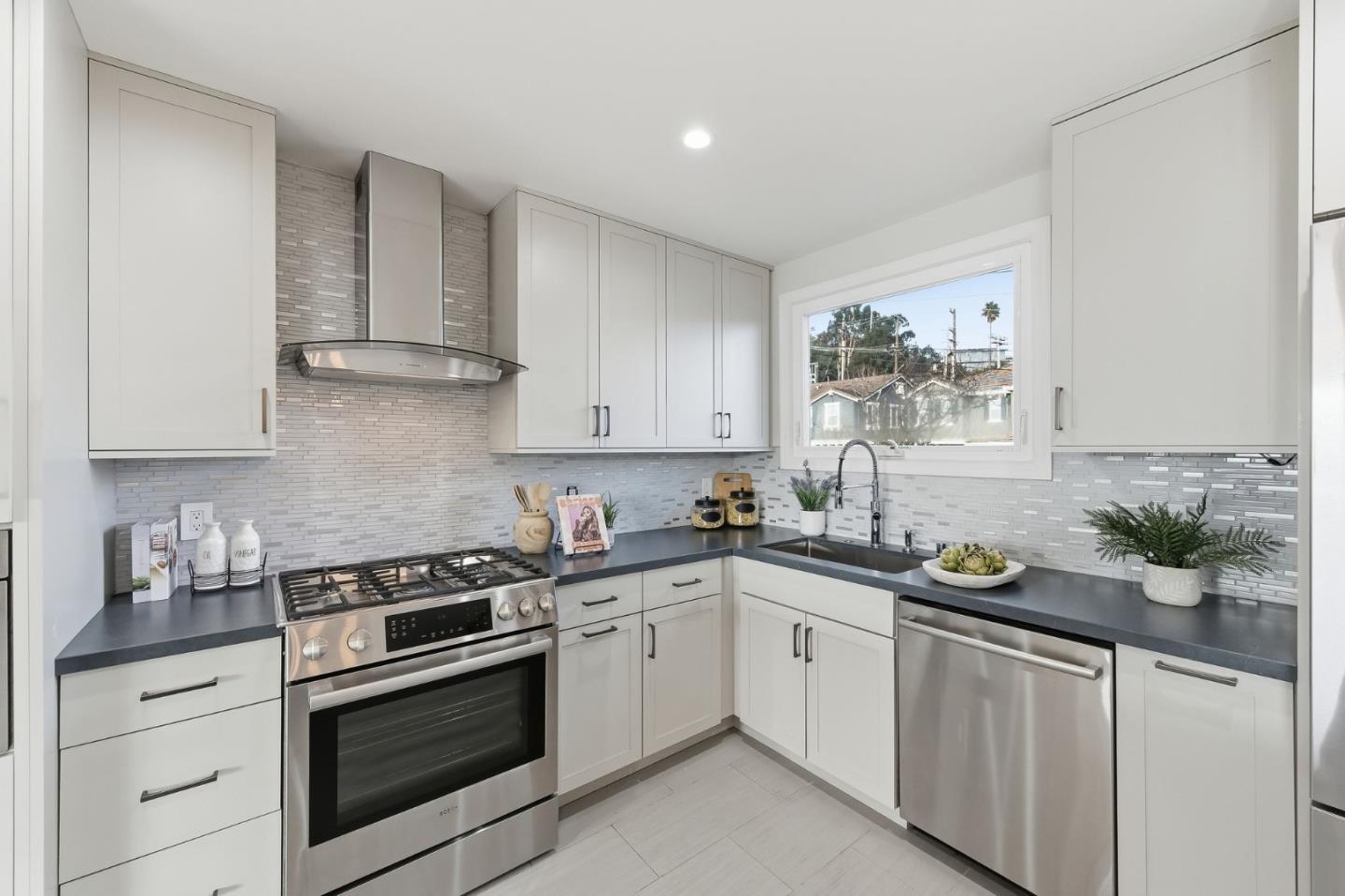 Detail Gallery Image 13 of 39 For 583 Hawthorne Ave, San Bruno,  CA 94066 - 3 Beds | 2 Baths