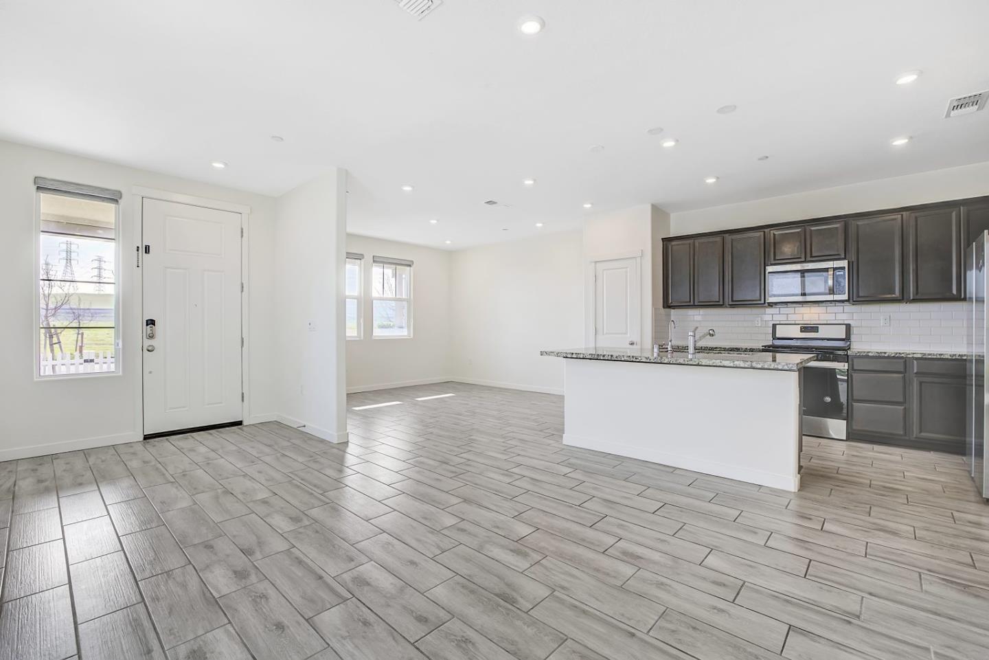 Detail Gallery Image 10 of 40 For 117 E Central Pkwy, Mountain House,  CA 95391 - 3 Beds | 2/1 Baths