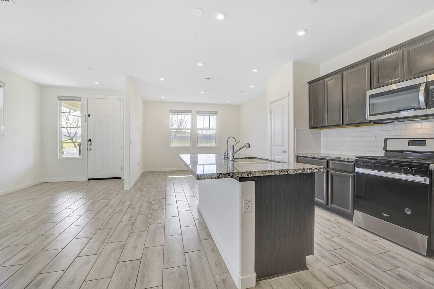 Detail Gallery Image 11 of 40 For 117 E Central Pkwy, Mountain House,  CA 95391 - 3 Beds | 2/1 Baths