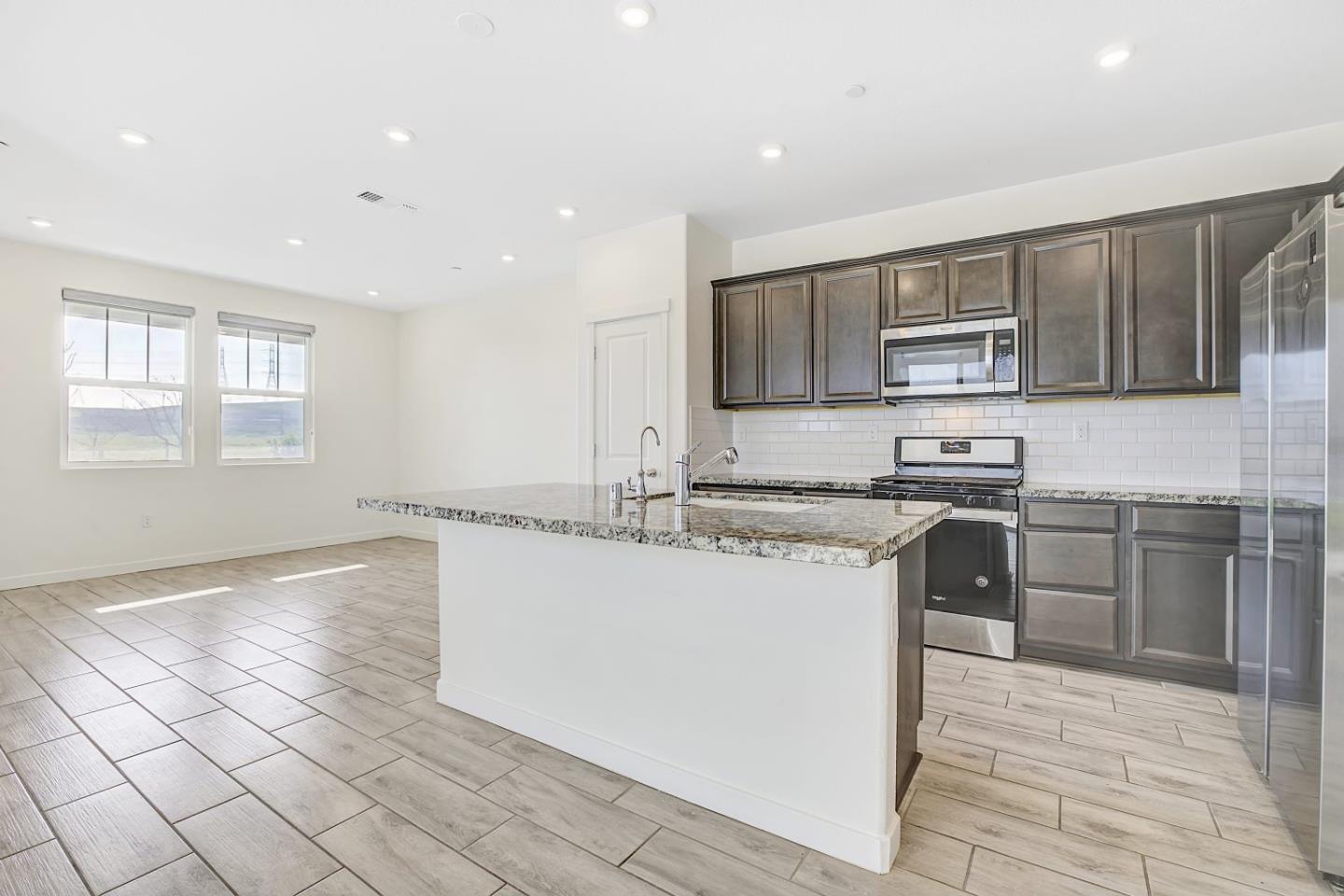 Detail Gallery Image 12 of 40 For 117 E Central Pkwy, Mountain House,  CA 95391 - 3 Beds | 2/1 Baths