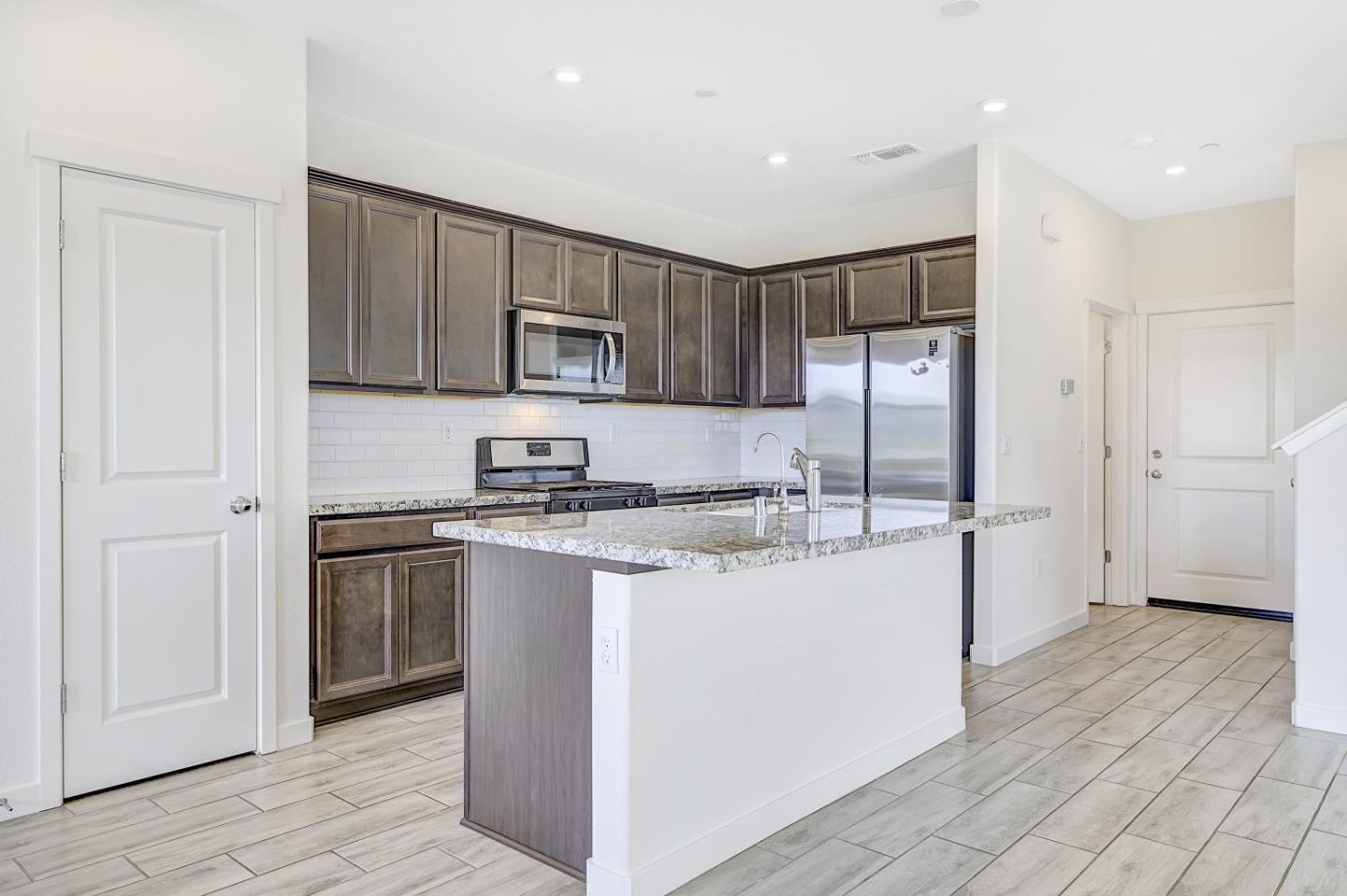 Detail Gallery Image 14 of 40 For 117 E Central Pkwy, Mountain House,  CA 95391 - 3 Beds | 2/1 Baths