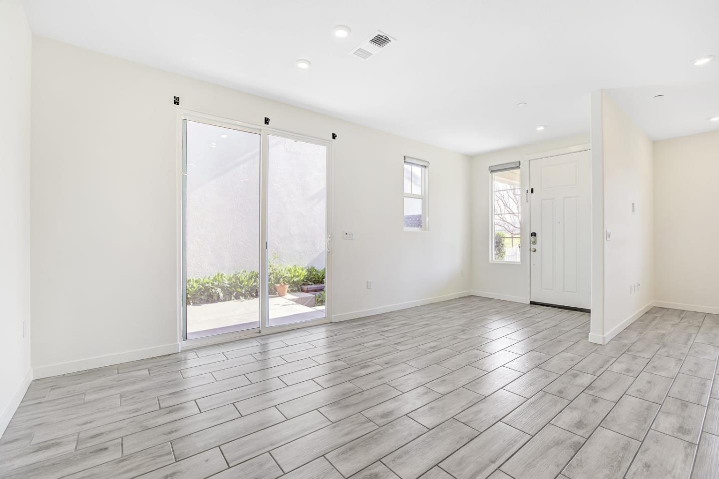 Detail Gallery Image 9 of 40 For 117 E Central Pkwy, Mountain House,  CA 95391 - 3 Beds | 2/1 Baths