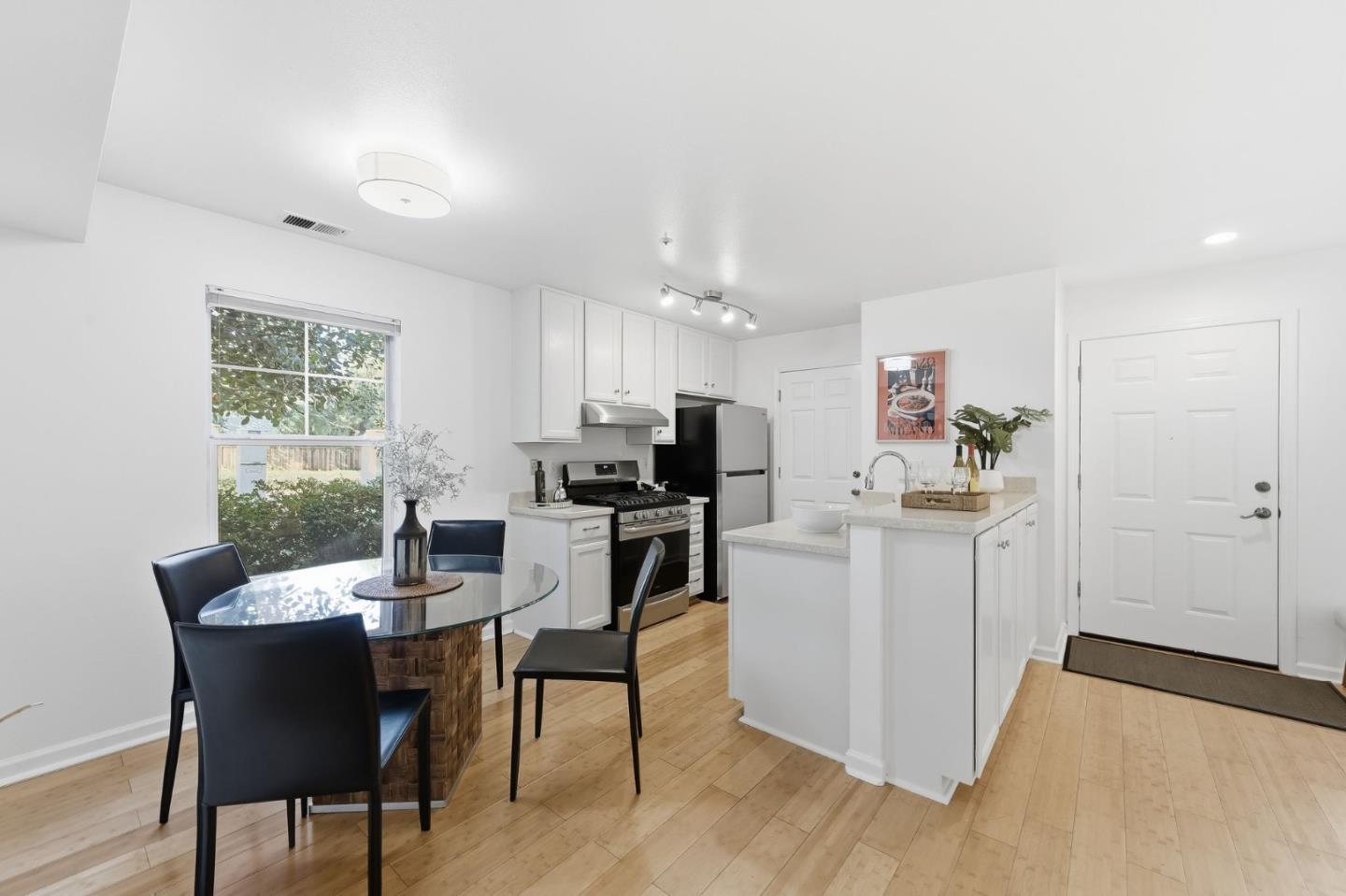 Detail Gallery Image 6 of 26 For 805 N San Antonio Rd, Los Altos,  CA 94022 - 3 Beds | 2 Baths