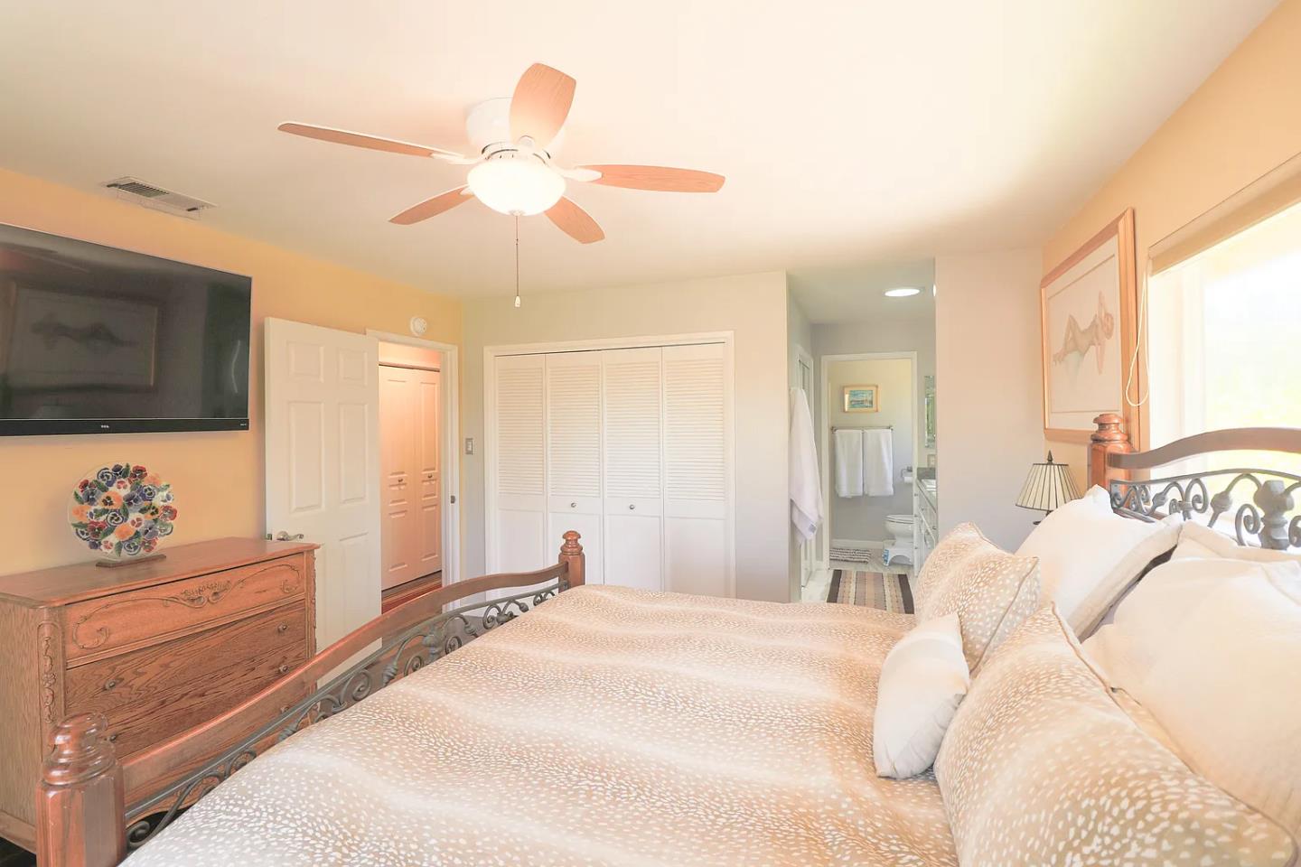 Detail Gallery Image 5 of 13 For 6600 Guerneville Rd, Sebastopol,  CA 95472 - 3 Beds | 2/1 Baths