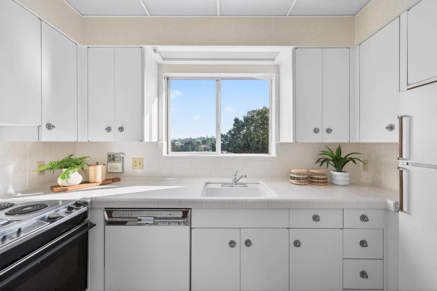 Detail Gallery Image 15 of 76 For 1822 Sebastian Dr, Burlingame,  CA 94010 - 4 Beds | 2/1 Baths