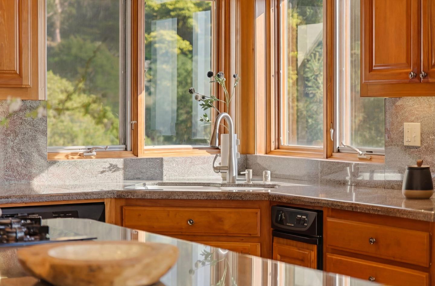 Detail Gallery Image 12 of 53 For 6357 Fairlane Dr, Oakland,  CA 94611 - 5 Beds | 4/1 Baths