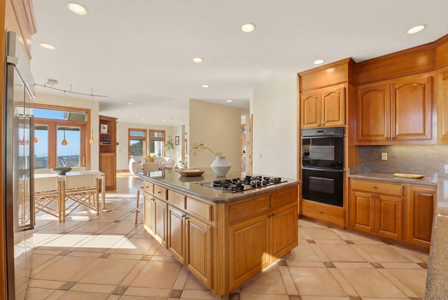 Detail Gallery Image 14 of 53 For 6357 Fairlane Dr, Oakland,  CA 94611 - 5 Beds | 4/1 Baths