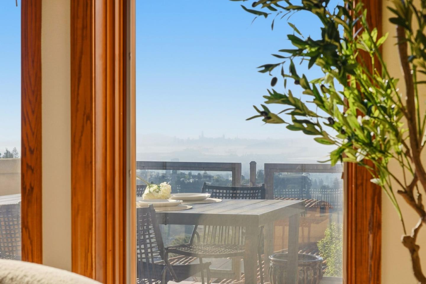 Detail Gallery Image 16 of 53 For 6357 Fairlane Dr, Oakland,  CA 94611 - 5 Beds | 4/1 Baths