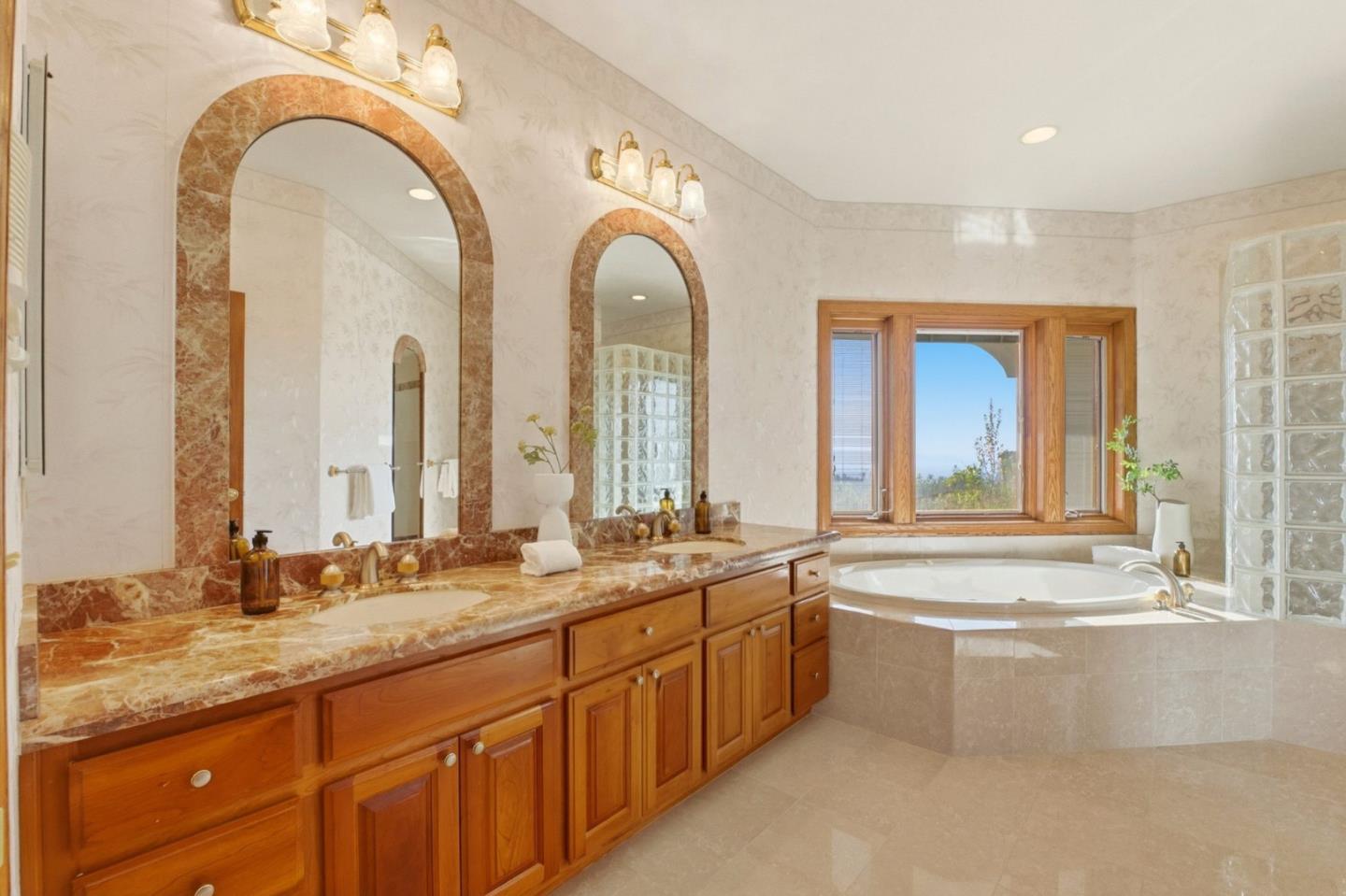 Detail Gallery Image 23 of 53 For 6357 Fairlane Dr, Oakland,  CA 94611 - 5 Beds | 4/1 Baths