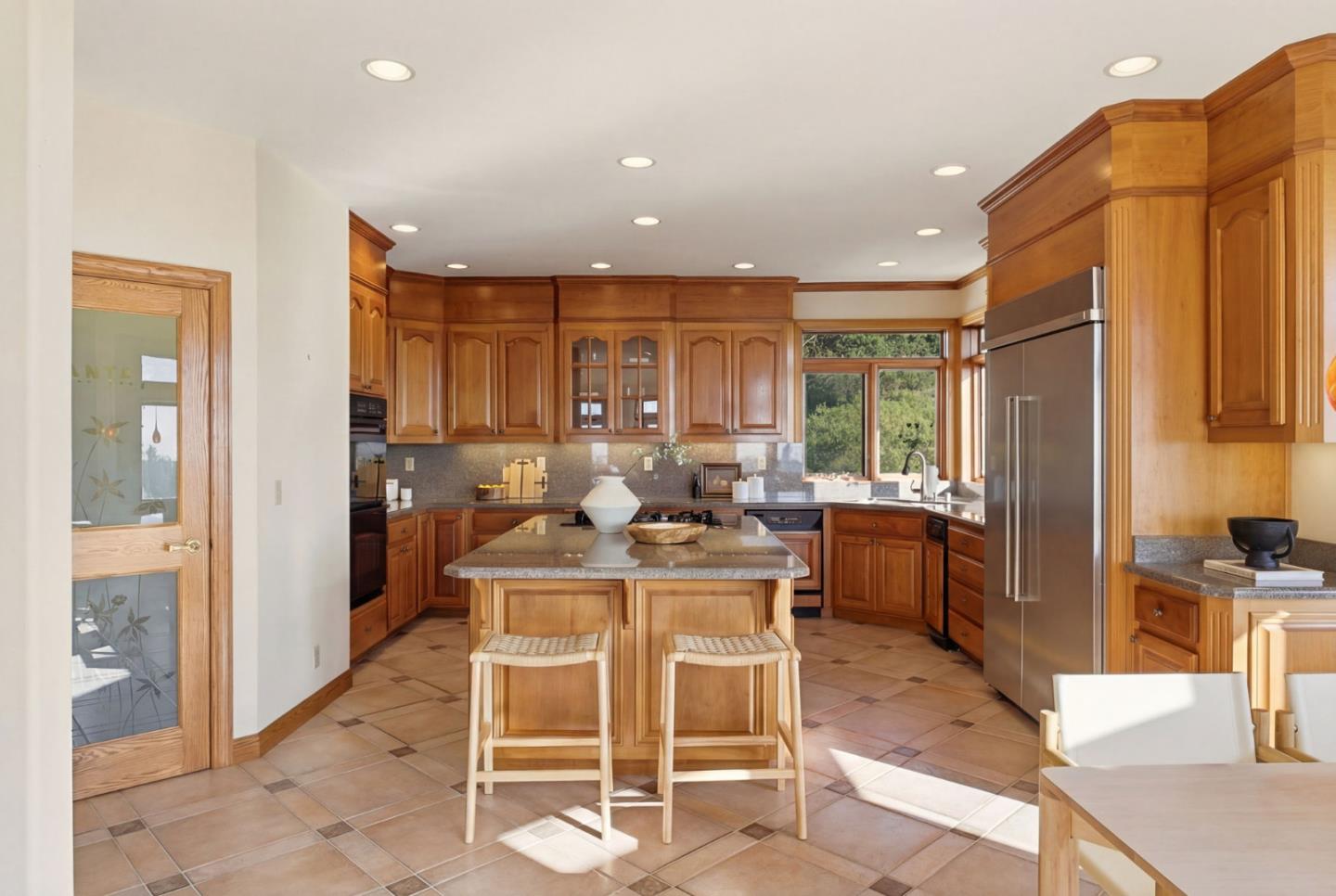 Detail Gallery Image 7 of 53 For 6357 Fairlane Dr, Oakland,  CA 94611 - 5 Beds | 4/1 Baths