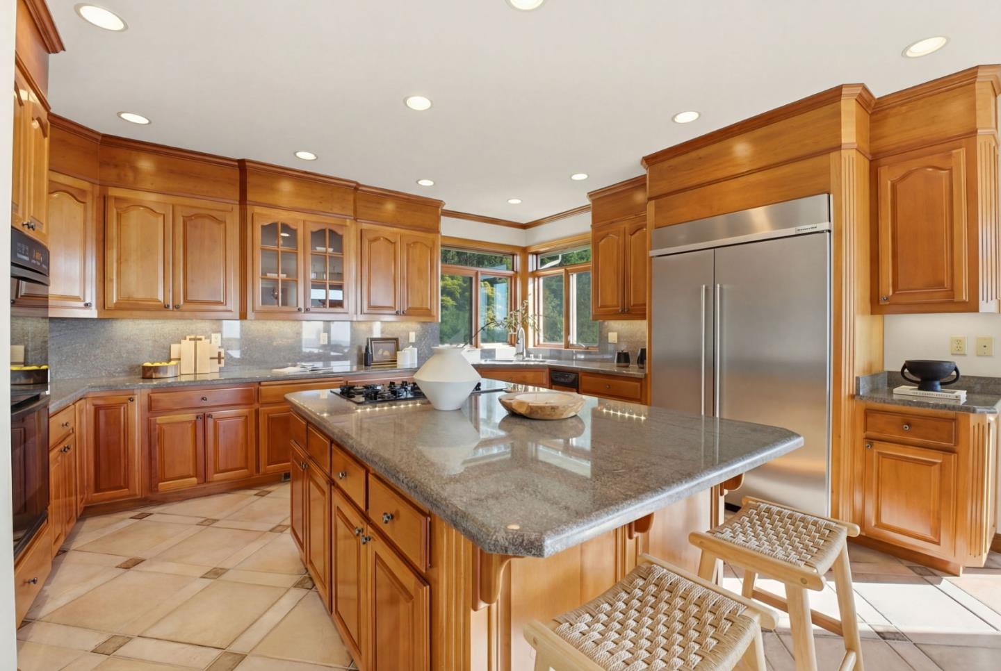 Detail Gallery Image 9 of 53 For 6357 Fairlane Dr, Oakland,  CA 94611 - 5 Beds | 4/1 Baths