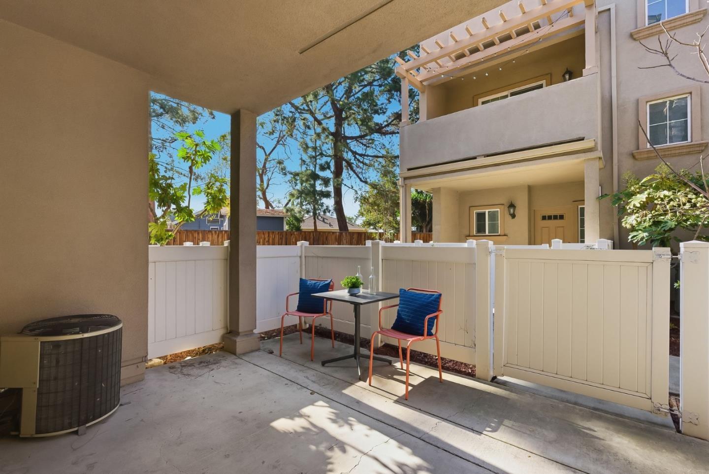 Detail Gallery Image 3 of 23 For 727 Northrup St, San Jose,  CA 95126 - 2 Beds | 2 Baths