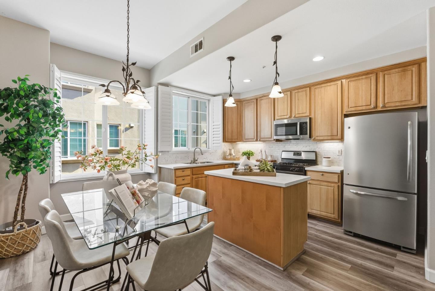 Detail Gallery Image 7 of 23 For 727 Northrup St, San Jose,  CA 95126 - 2 Beds | 2 Baths