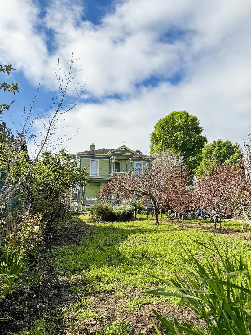 Detail Gallery Image 12 of 12 For 233 Van Ness Ave, Santa Cruz,  CA 95060 - 4 Beds | 3 Baths