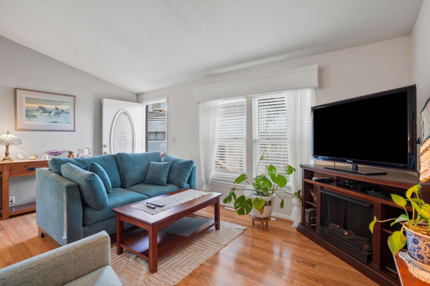 Detail Gallery Image 2 of 26 For 2053 E Bayshore Rd #55,  Redwood City,  CA 94063 - 4 Beds | 2 Baths