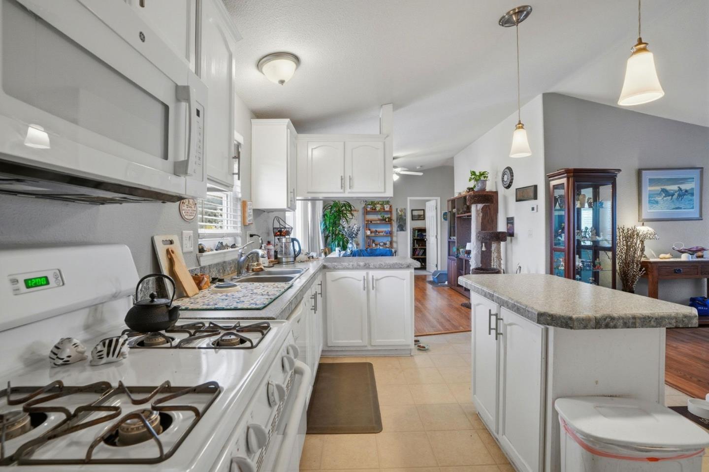 Detail Gallery Image 7 of 26 For 2053 E Bayshore Rd #55,  Redwood City,  CA 94063 - 4 Beds | 2 Baths