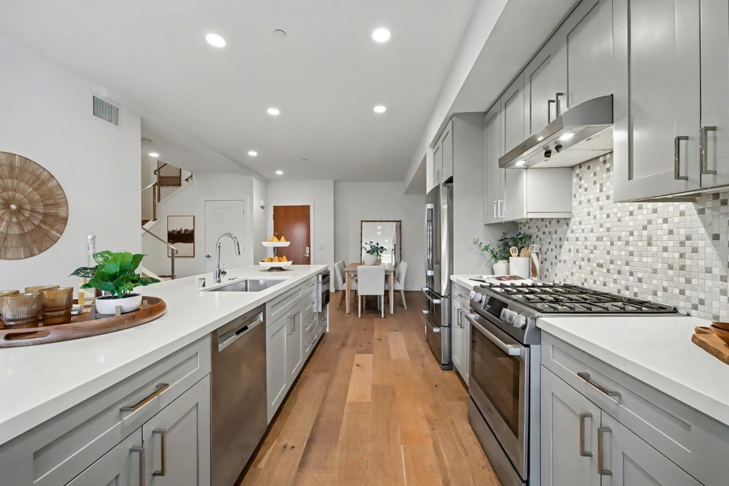 Detail Gallery Image 3 of 19 For 400 El Camino Real #107,  Belmont,  CA 94002 - 3 Beds | 2/1 Baths