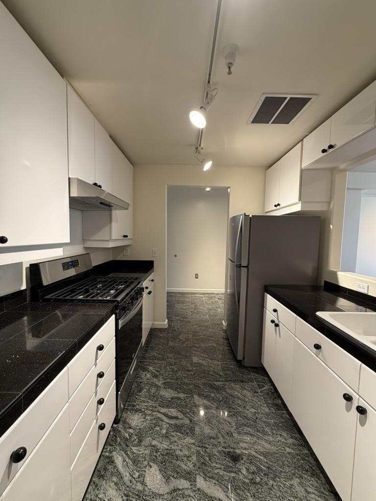 Detail Gallery Image 5 of 23 For 200 Sheridan Ave #208,  Palo Alto,  CA 94306 - 2 Beds | 2 Baths