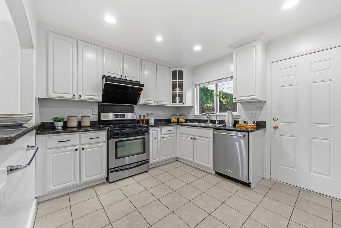 Detail Gallery Image 11 of 37 For 716 Kiely Blvd, Santa Clara,  CA 95051 - 3 Beds | 2 Baths