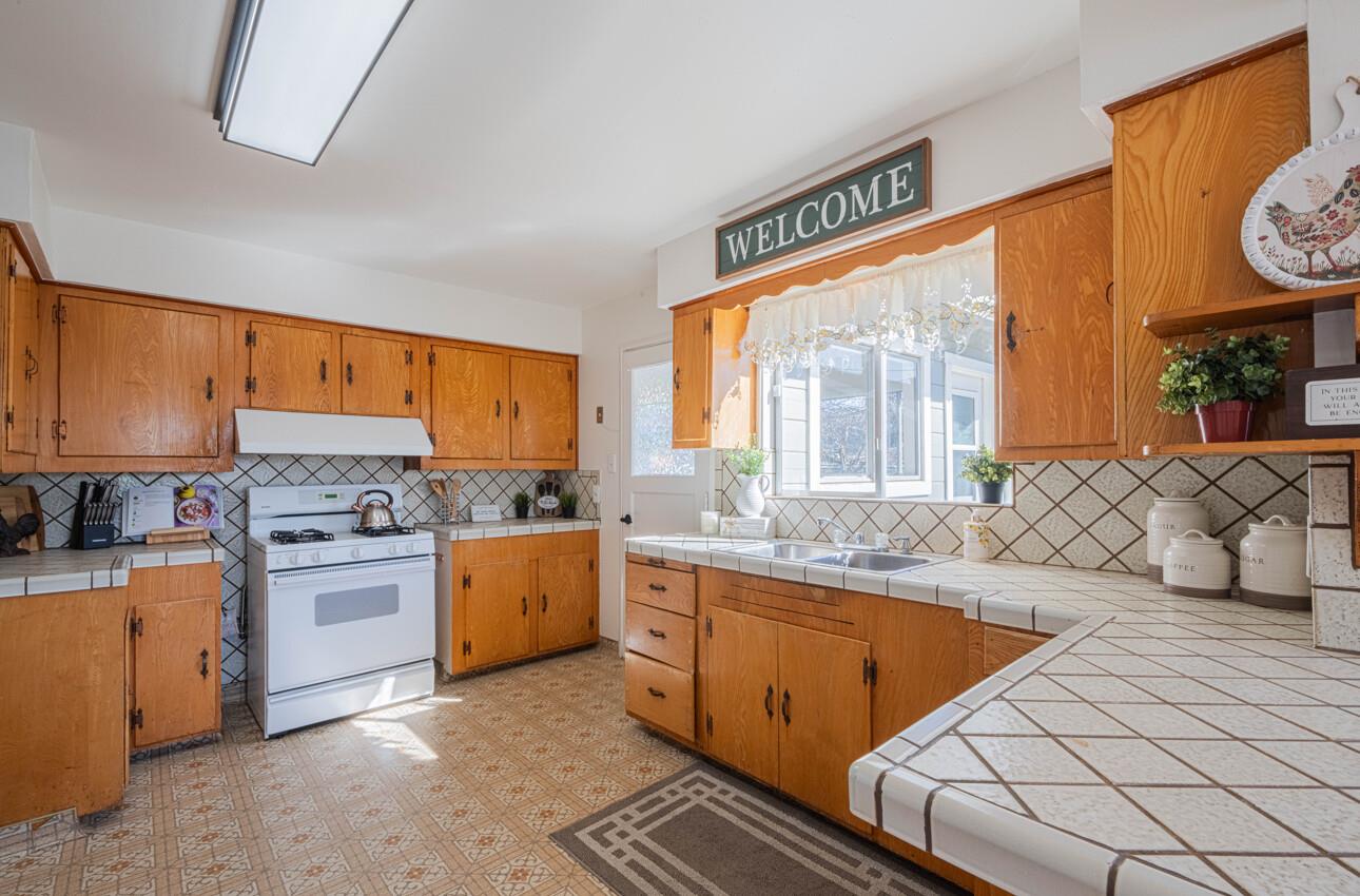 Detail Gallery Image 10 of 58 For 757 Middlefield Rd, Salinas,  CA 93906 - 7 Beds | 3/1 Baths