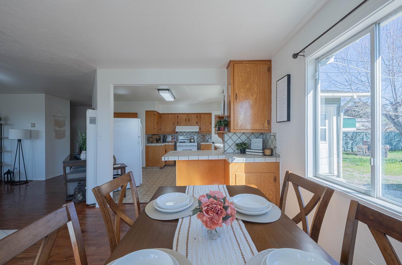 Detail Gallery Image 9 of 58 For 757 Middlefield Rd, Salinas,  CA 93906 - 7 Beds | 3/1 Baths