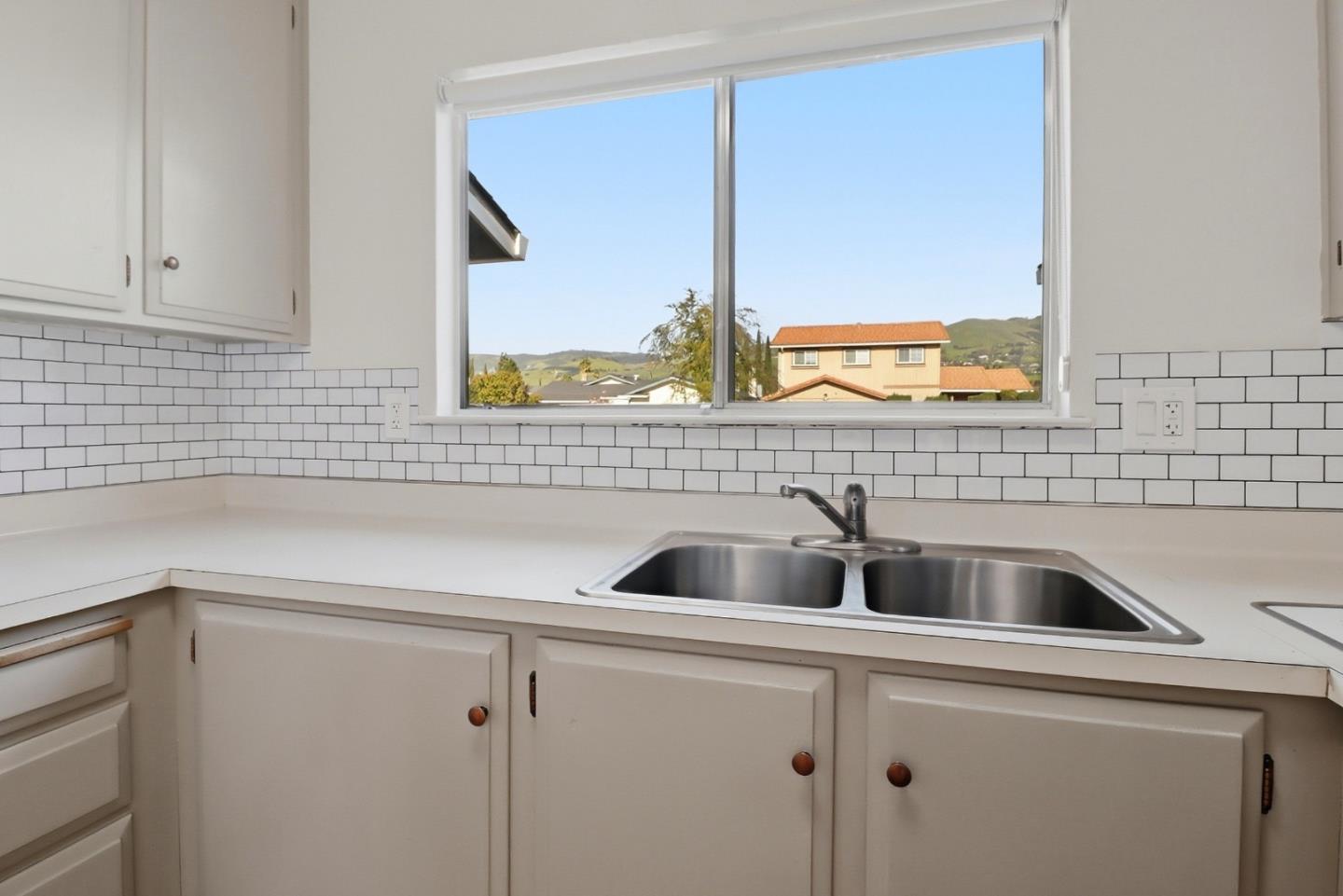 Detail Gallery Image 14 of 49 For 2657 Bon Bon Dr, San Jose,  CA 95148 - 3 Beds | 2 Baths