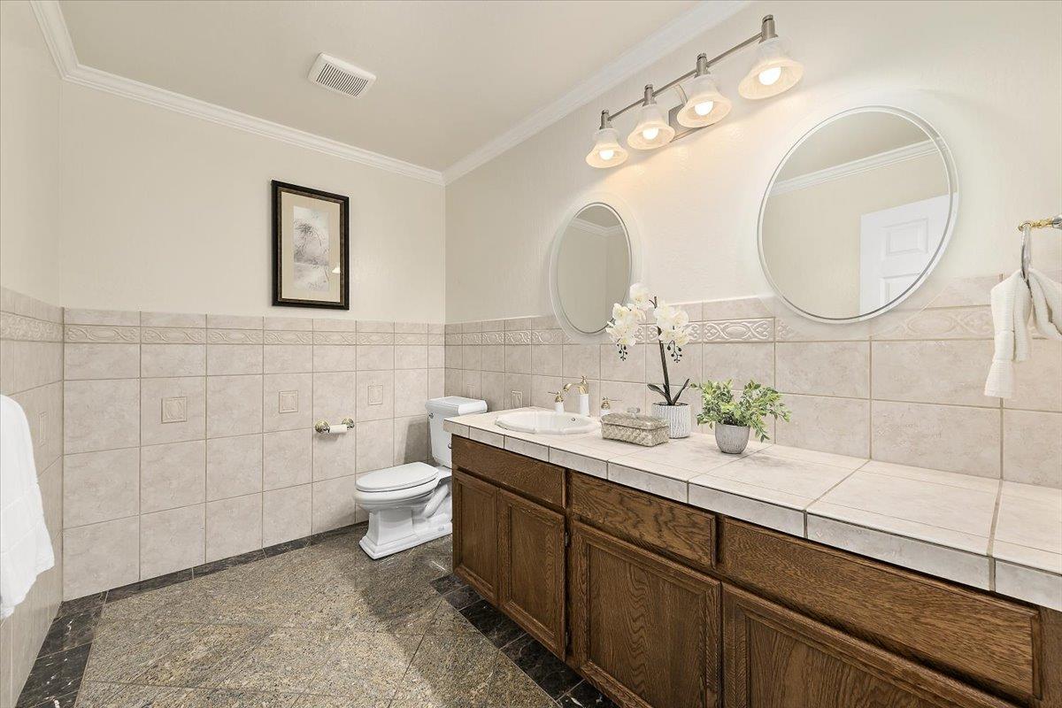 Detail Gallery Image 12 of 28 For 150 Winding Way, San Carlos,  CA 94070 - 4 Beds | 3/1 Baths