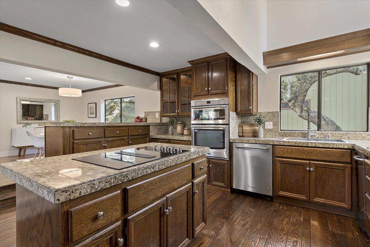 Detail Gallery Image 8 of 28 For 150 Winding Way, San Carlos,  CA 94070 - 4 Beds | 3/1 Baths