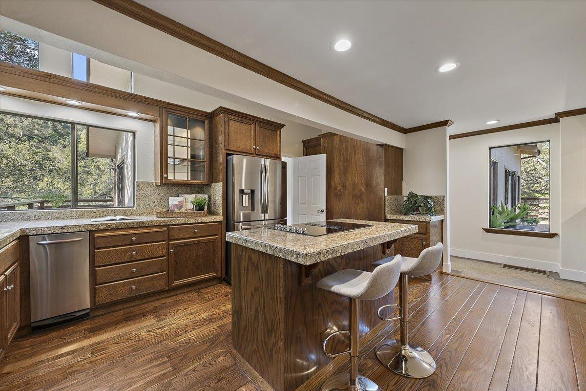 Detail Gallery Image 9 of 28 For 150 Winding Way, San Carlos,  CA 94070 - 4 Beds | 3/1 Baths