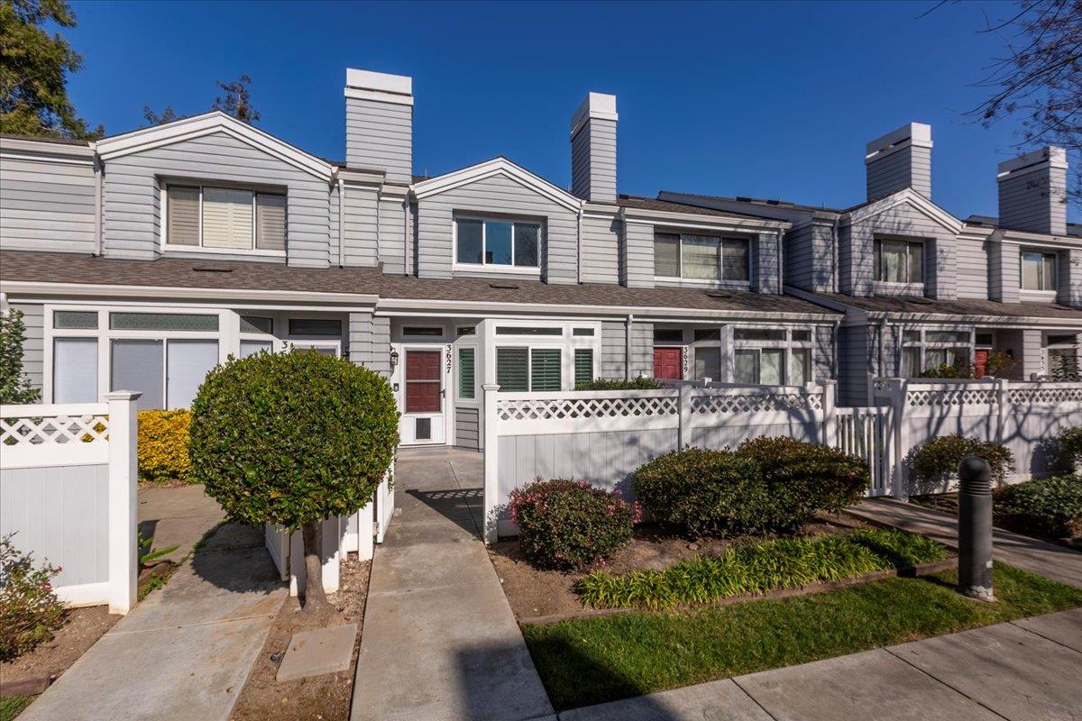 Detail Gallery Image 2 of 36 For 3627 Cabernet Vineyards Cir, San Jose,  CA 95117 - 2 Beds | 2/1 Baths