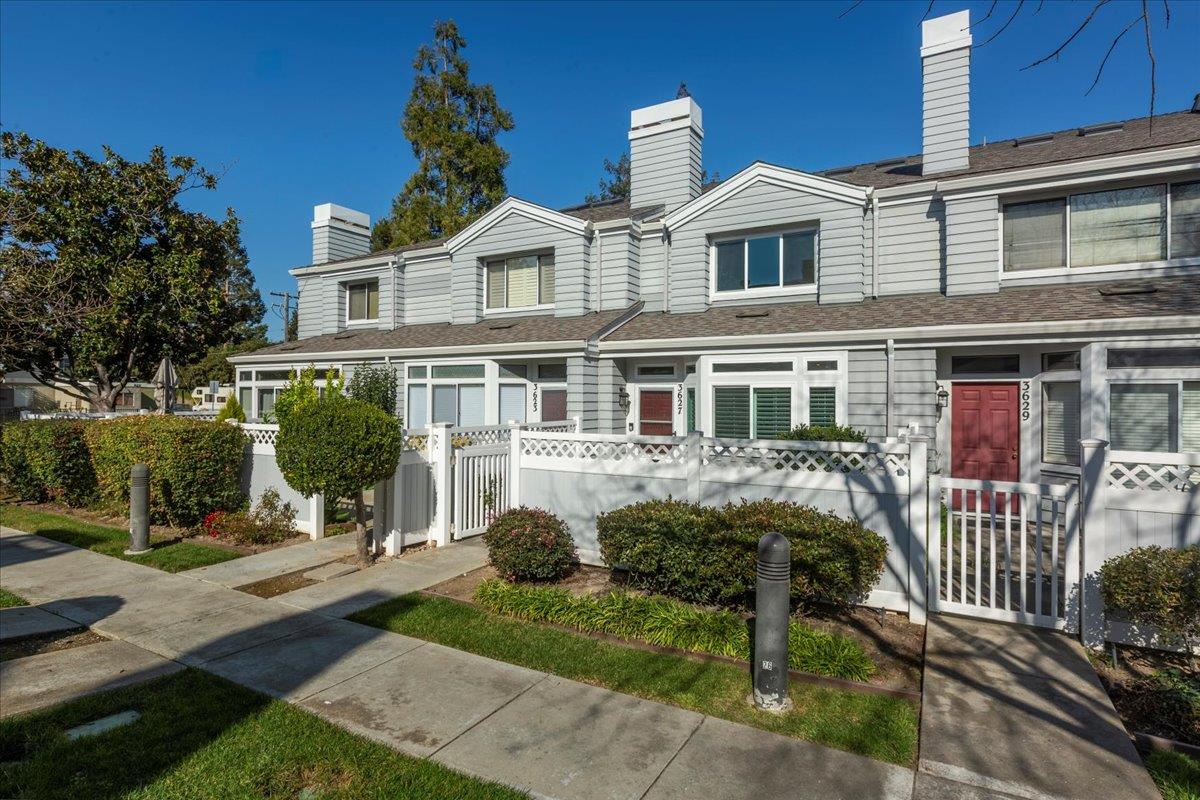 Detail Gallery Image 4 of 36 For 3627 Cabernet Vineyards Cir, San Jose,  CA 95117 - 2 Beds | 2/1 Baths