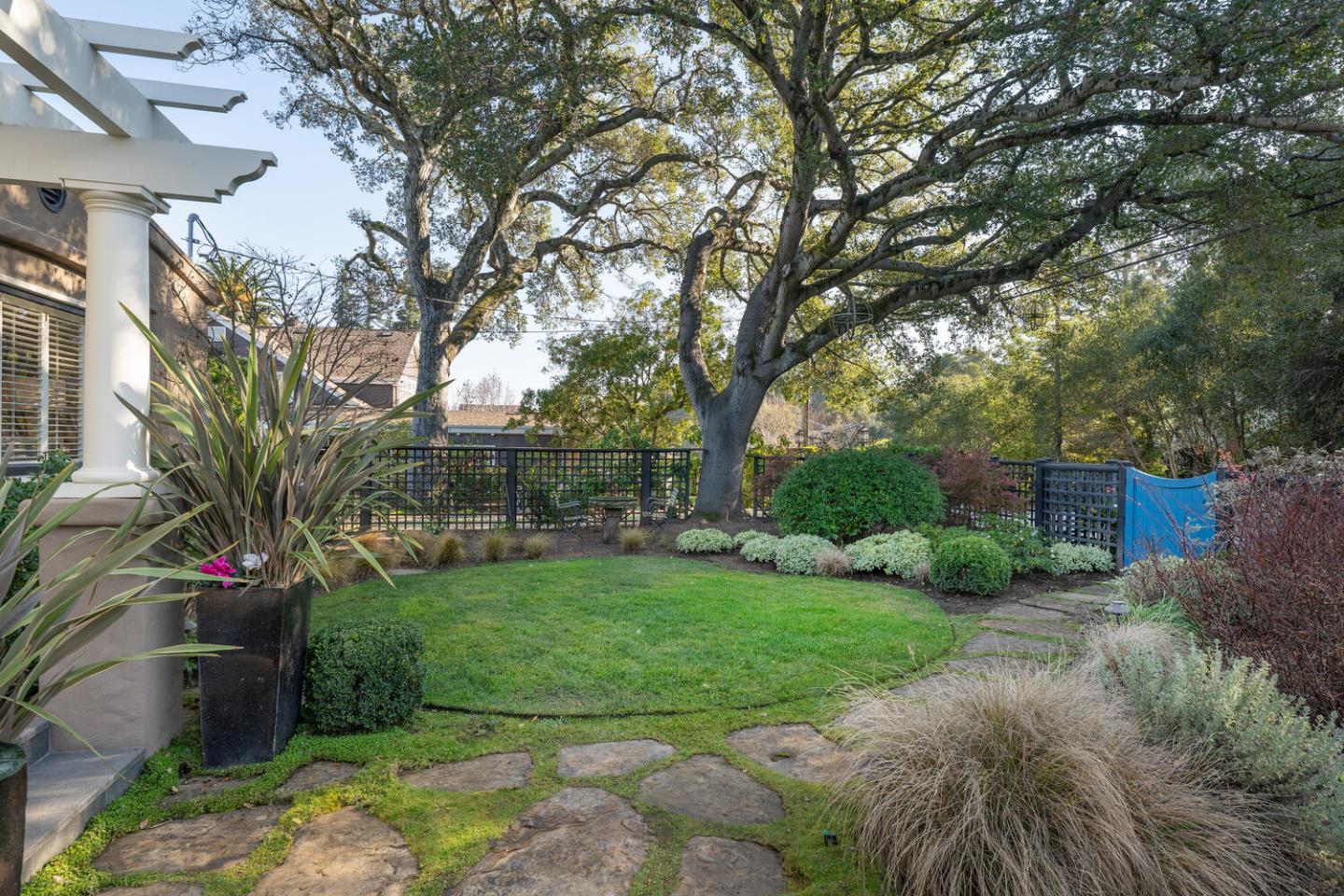 Detail Gallery Image 4 of 32 For 812 Newhall Rd, Burlingame,  CA 94010 - 2 Beds | 2 Baths