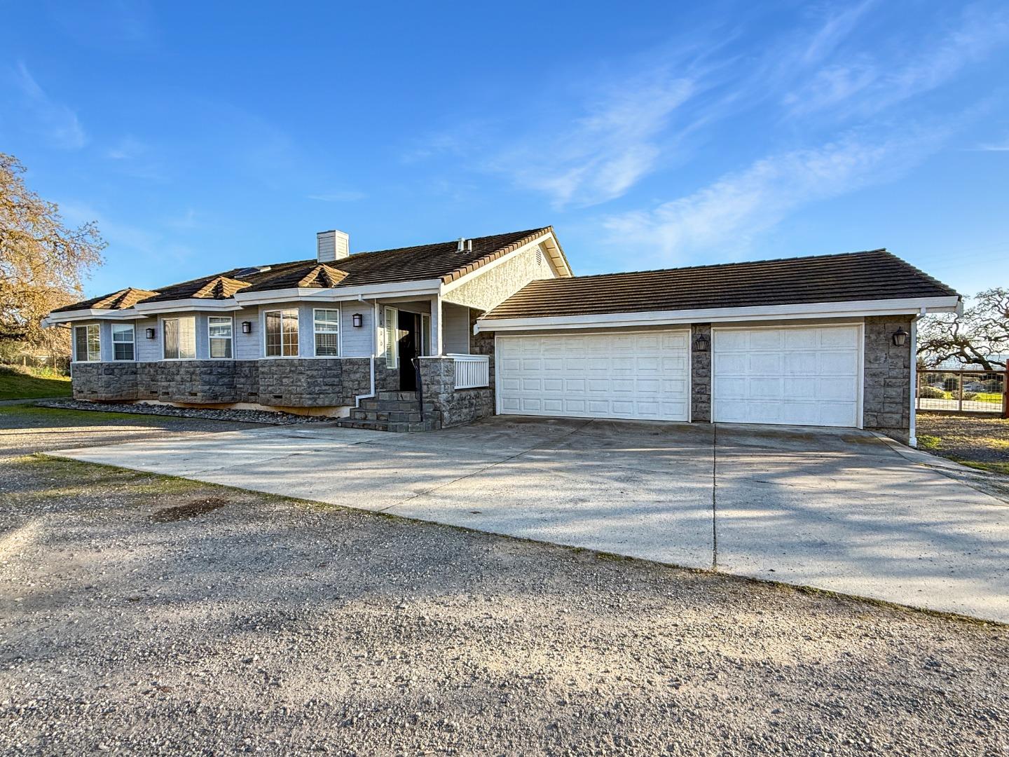 Detail Gallery Image 2 of 53 For 2800 Roop Rd, Gilroy,  CA 95020 - 3 Beds | 4 Baths