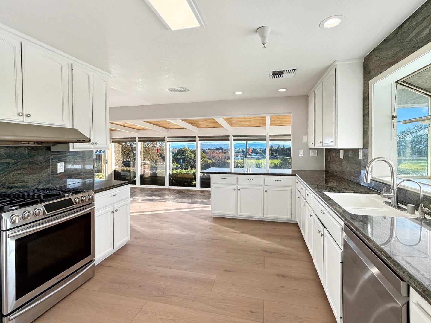 Detail Gallery Image 8 of 53 For 2800 Roop Rd, Gilroy,  CA 95020 - 3 Beds | 4 Baths