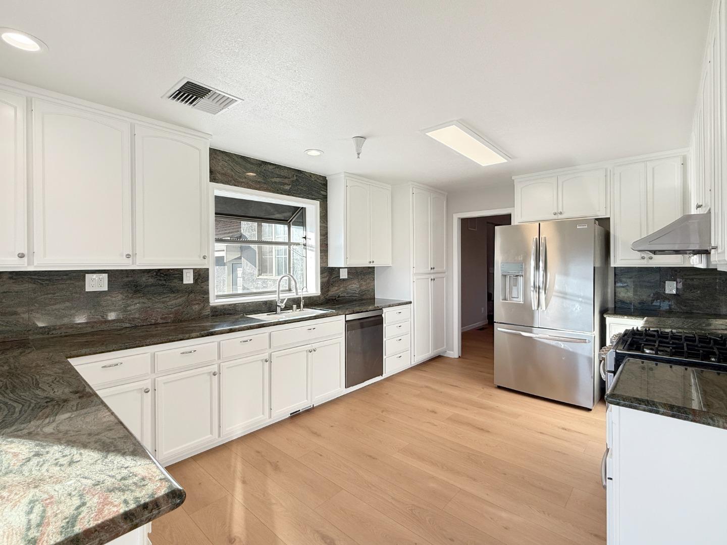 Detail Gallery Image 9 of 53 For 2800 Roop Rd, Gilroy,  CA 95020 - 3 Beds | 4 Baths