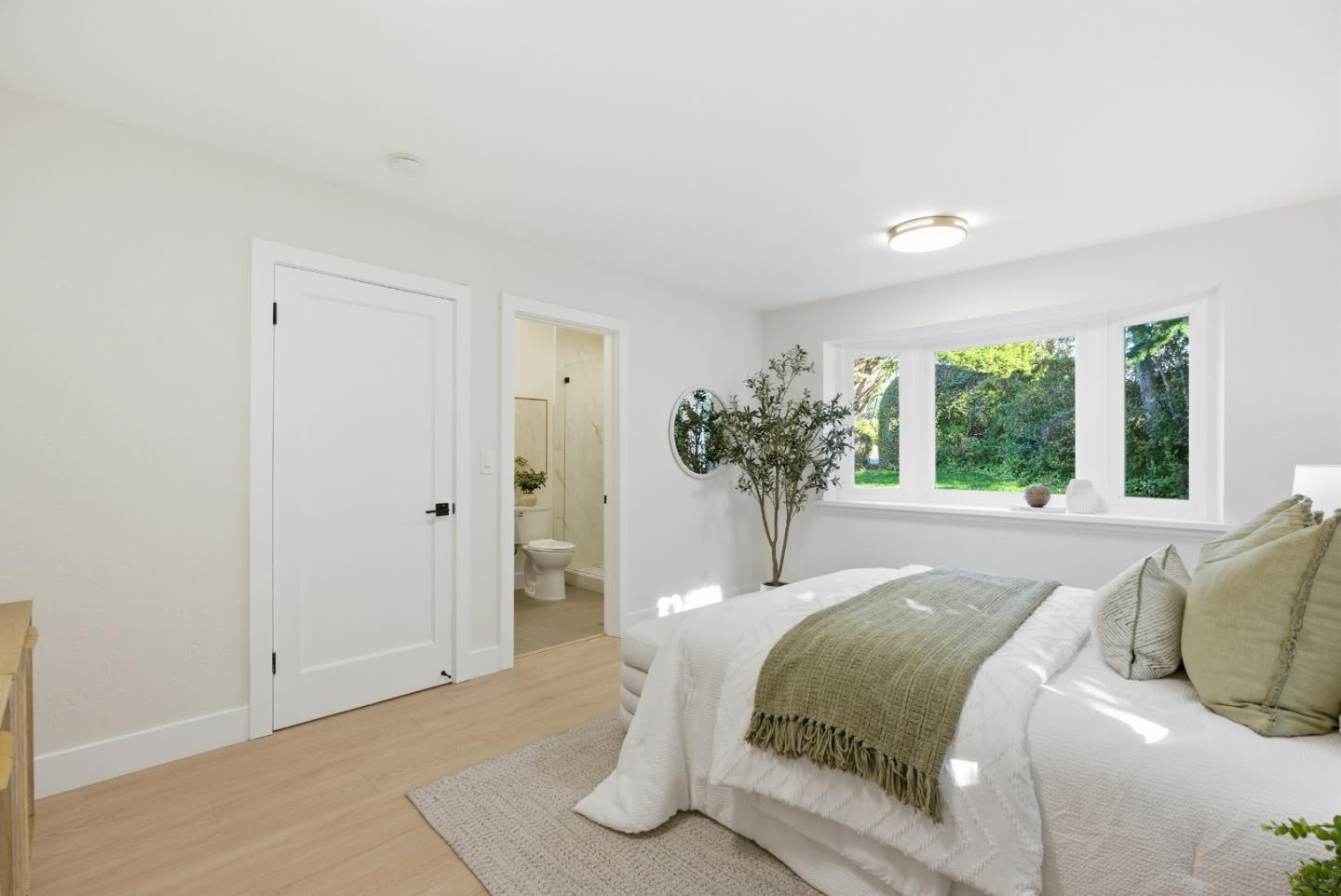 Detail Gallery Image 10 of 21 For 3062 Hillside Dr, Burlingame,  CA 94010 - 3 Beds | 2/1 Baths
