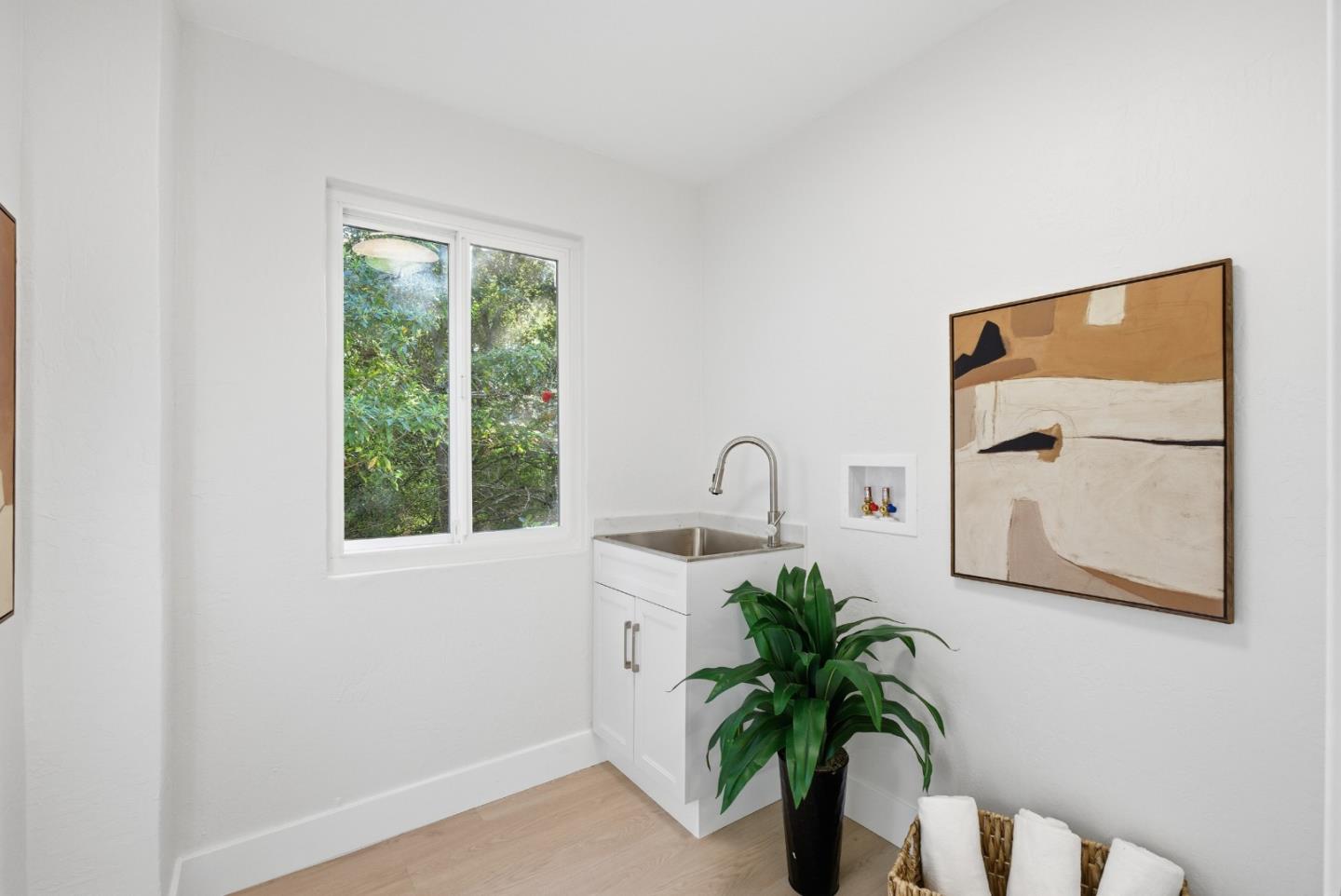 Detail Gallery Image 16 of 21 For 3062 Hillside Dr, Burlingame,  CA 94010 - 3 Beds | 2/1 Baths