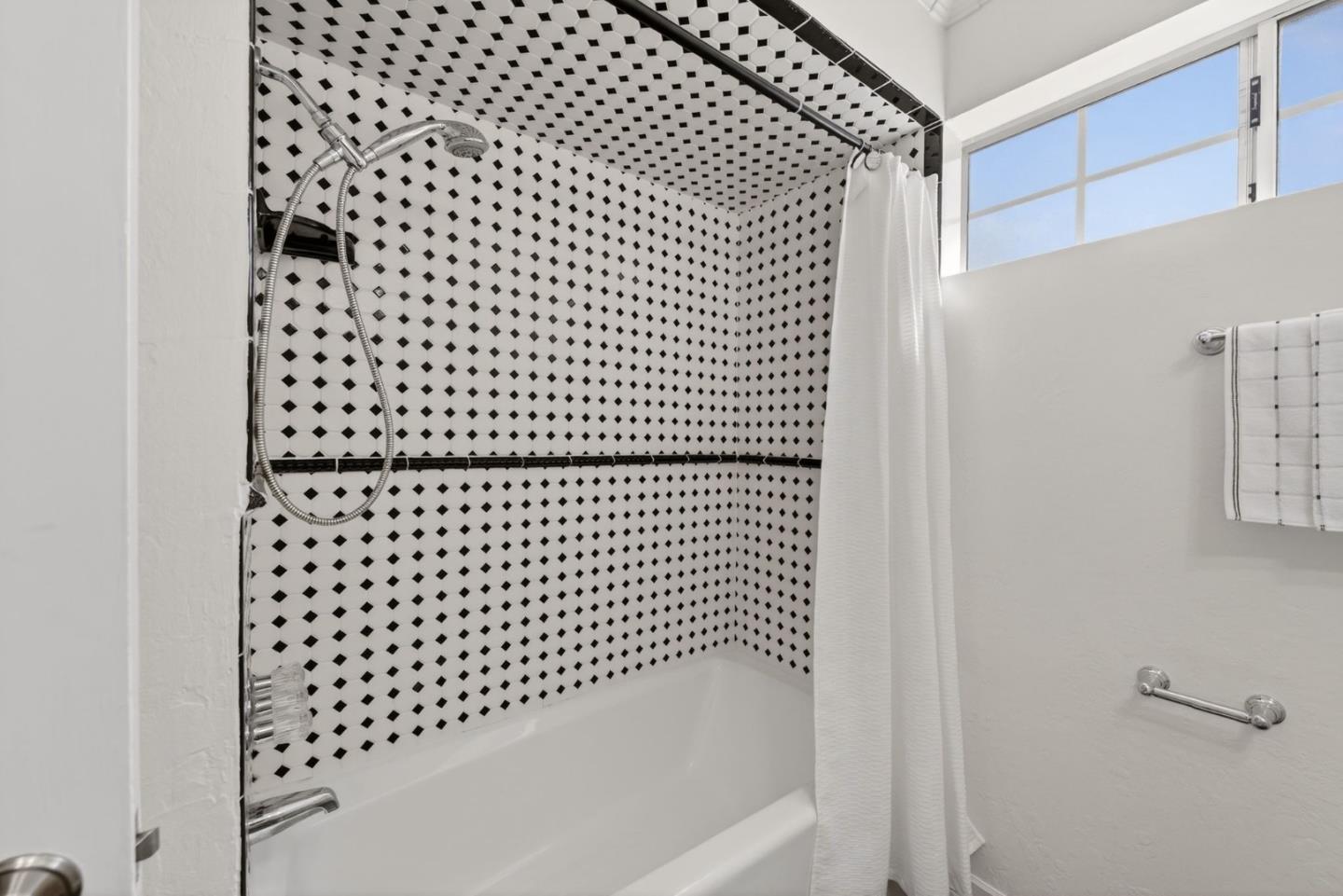 Detail Gallery Image 21 of 48 For Hodges Ave, San Jose,  CA 95128 - 5 Beds | 4 Baths