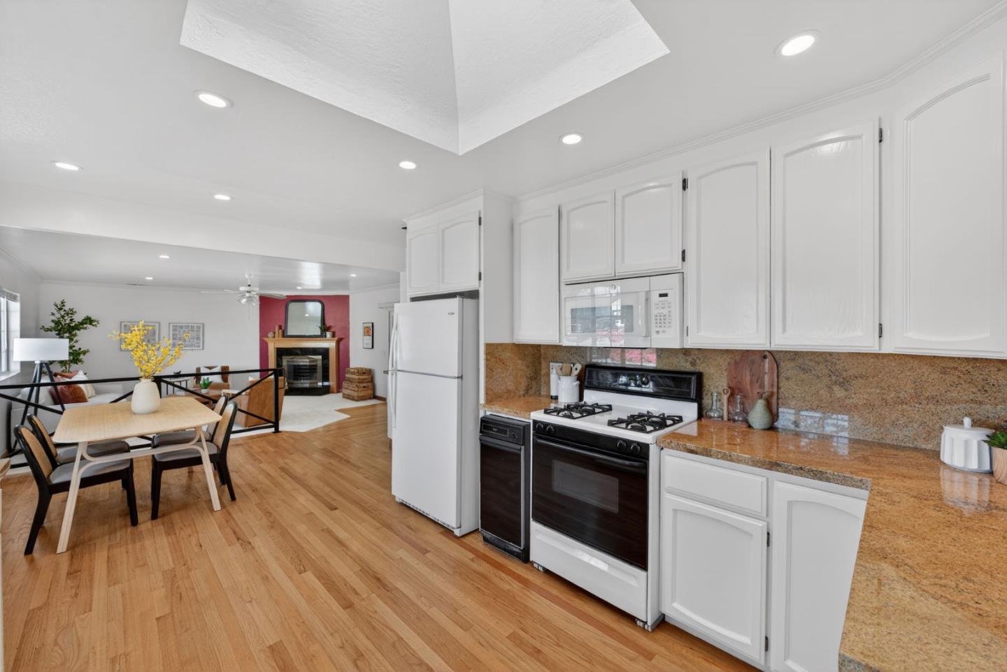 Detail Gallery Image 7 of 48 For Hodges Ave, San Jose,  CA 95128 - 5 Beds | 4 Baths