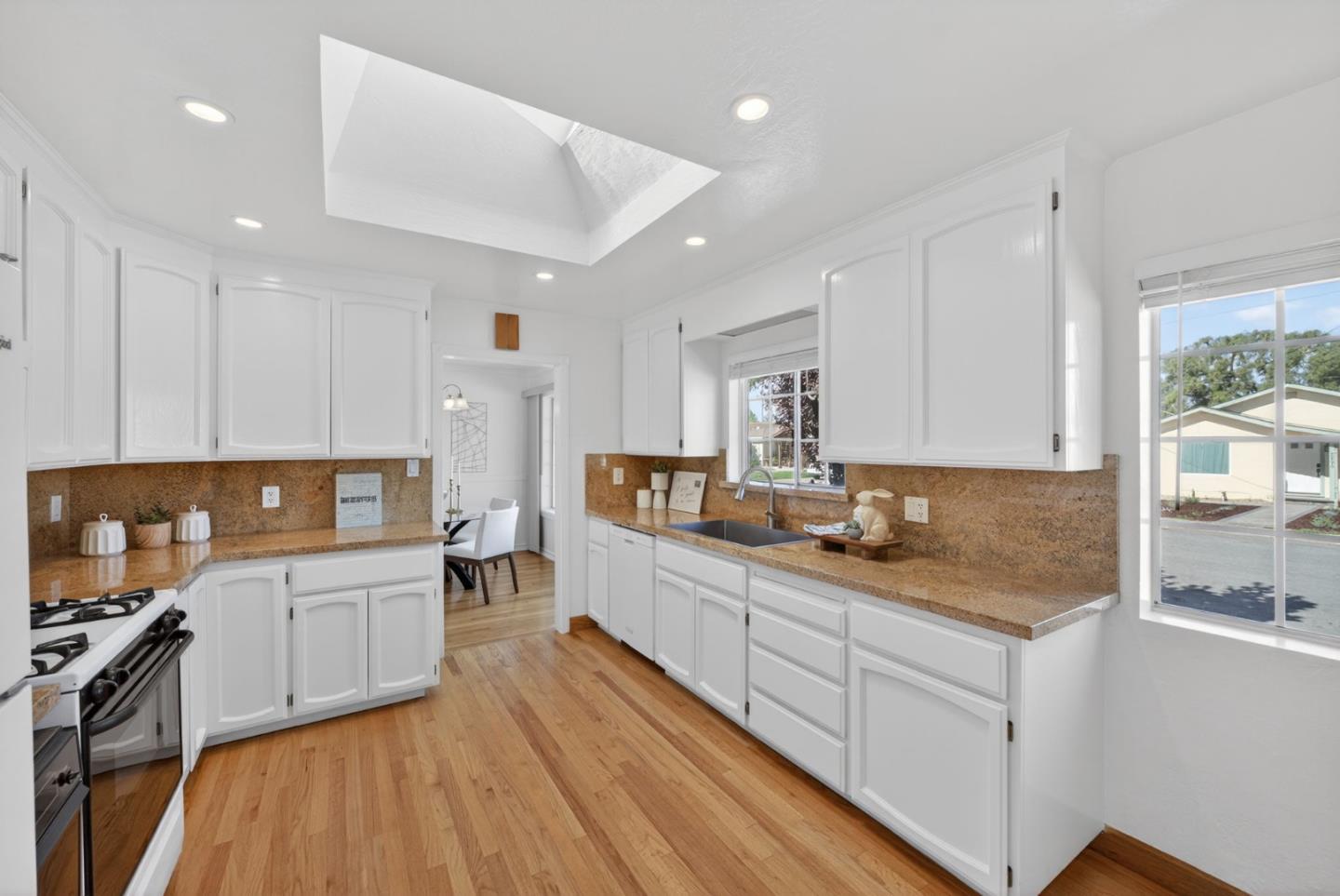 Detail Gallery Image 8 of 48 For Hodges Ave, San Jose,  CA 95128 - 5 Beds | 4 Baths