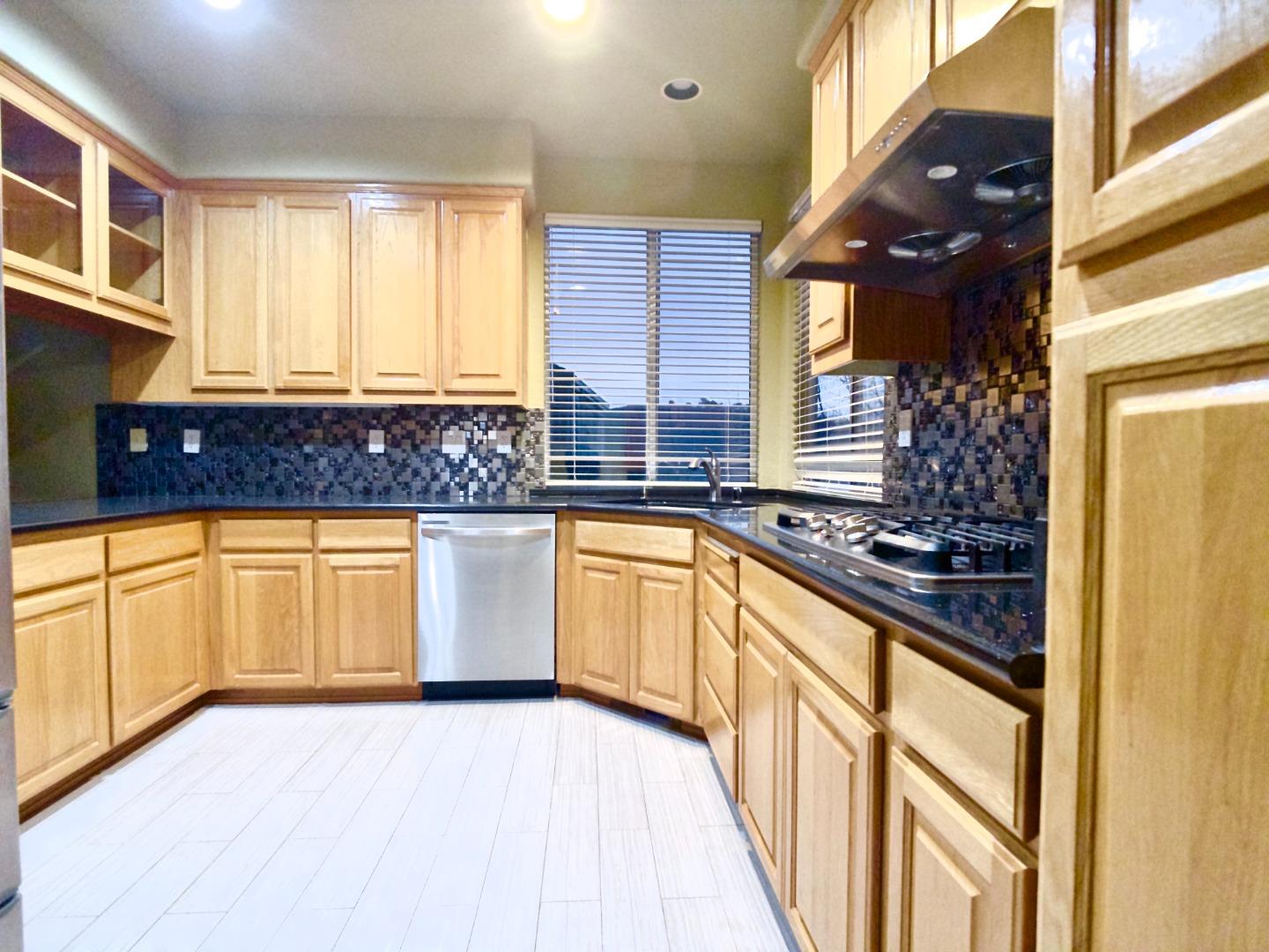 Detail Gallery Image 23 of 46 For 15 Parkridge Cir, South San Francisco,  CA 94080 - 4 Beds | 2/1 Baths