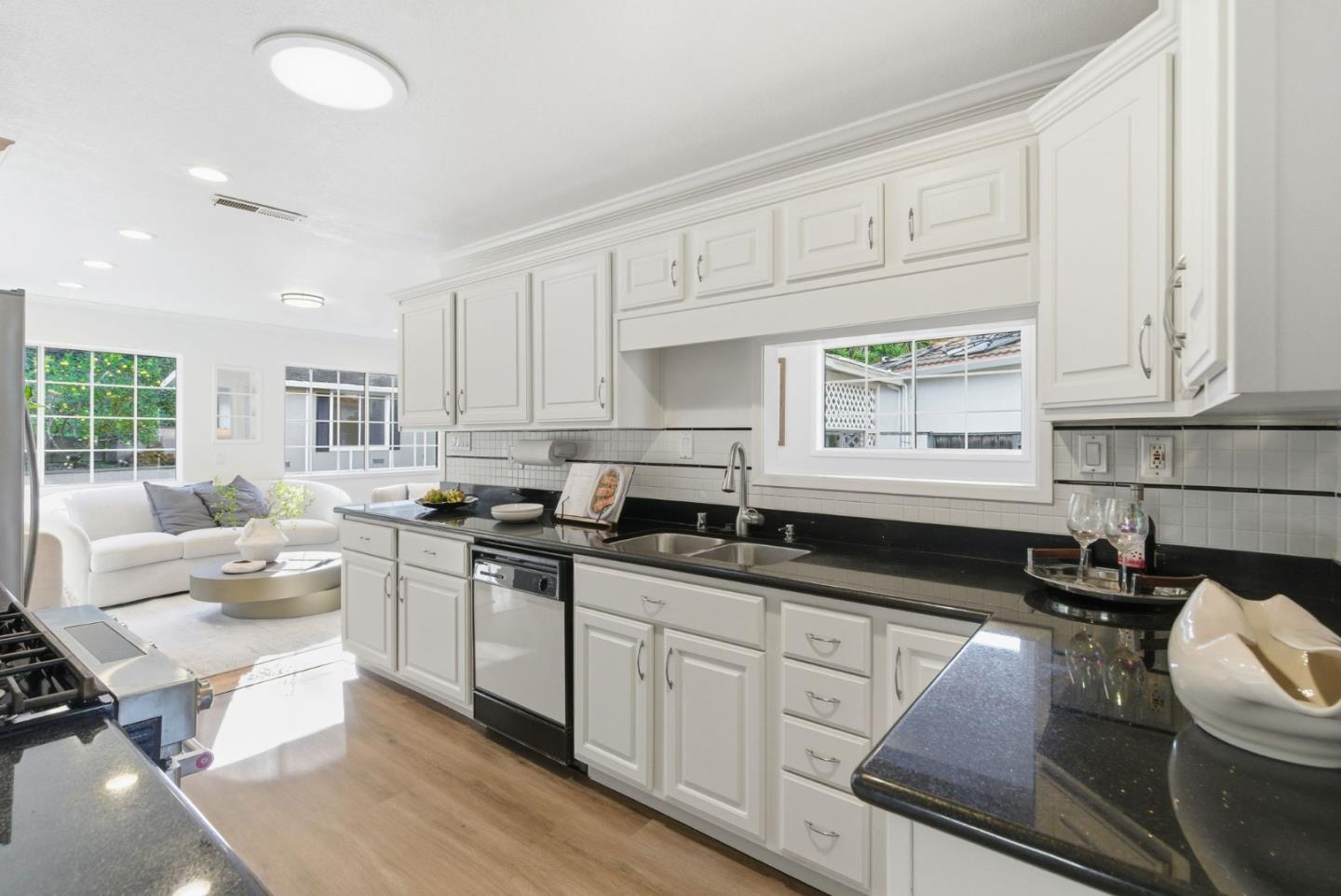 Detail Gallery Image 14 of 40 For 531 Anita Ln, Millbrae,  CA 94030 - 3 Beds | 1/1 Baths