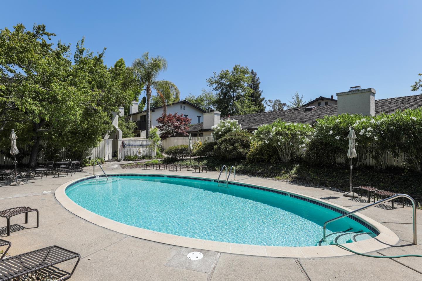 Detail Gallery Image 22 of 24 For 2427 Sharon Oaks Dr, Menlo Park,  CA 94025 - 3 Beds | 3 Baths