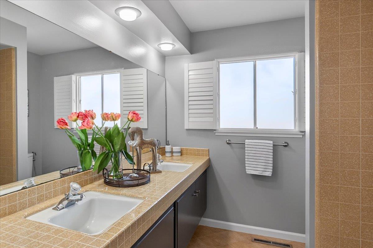 Detail Gallery Image 25 of 49 For 13240 via Grande Ct, Saratoga,  CA 95070 - 4 Beds | 2/1 Baths