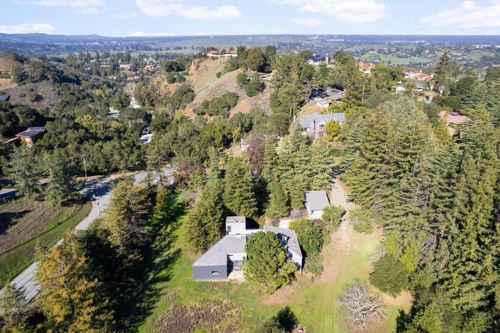 Detail Gallery Image 17 of 37 For 27600 Altamont Rd, Los Altos Hills,  CA 94022 - 4 Beds | 3/1 Baths