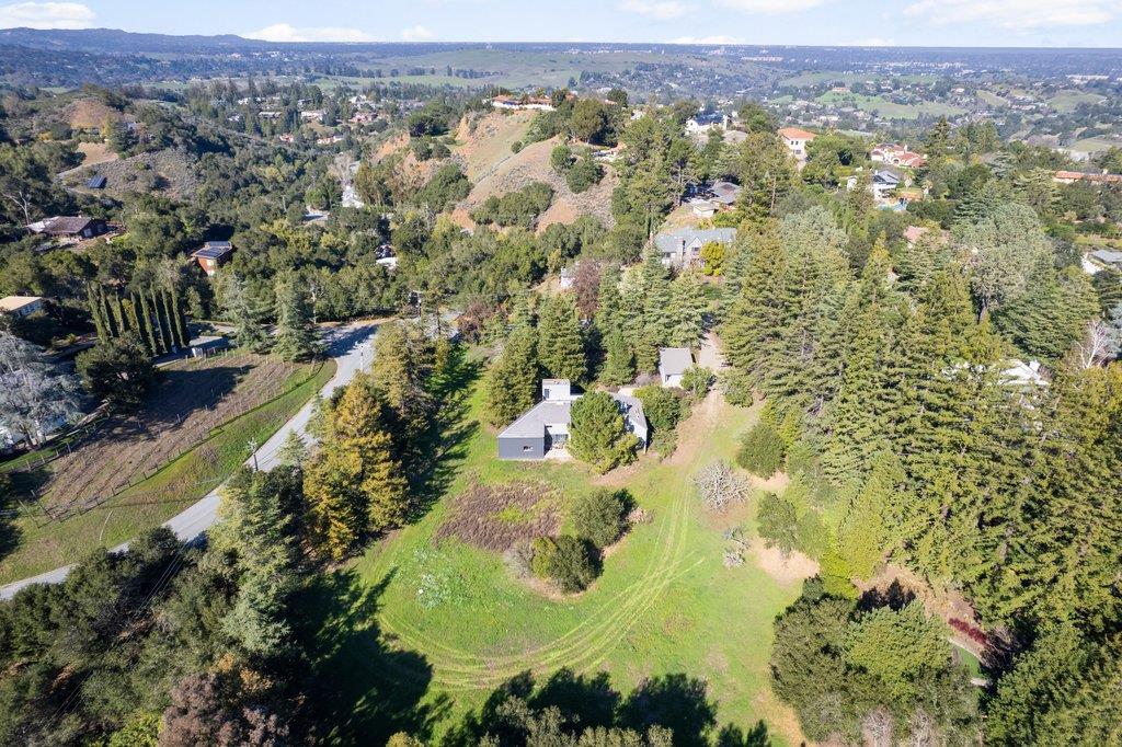 Detail Gallery Image 18 of 37 For 27600 Altamont Rd, Los Altos Hills,  CA 94022 - 4 Beds | 3/1 Baths