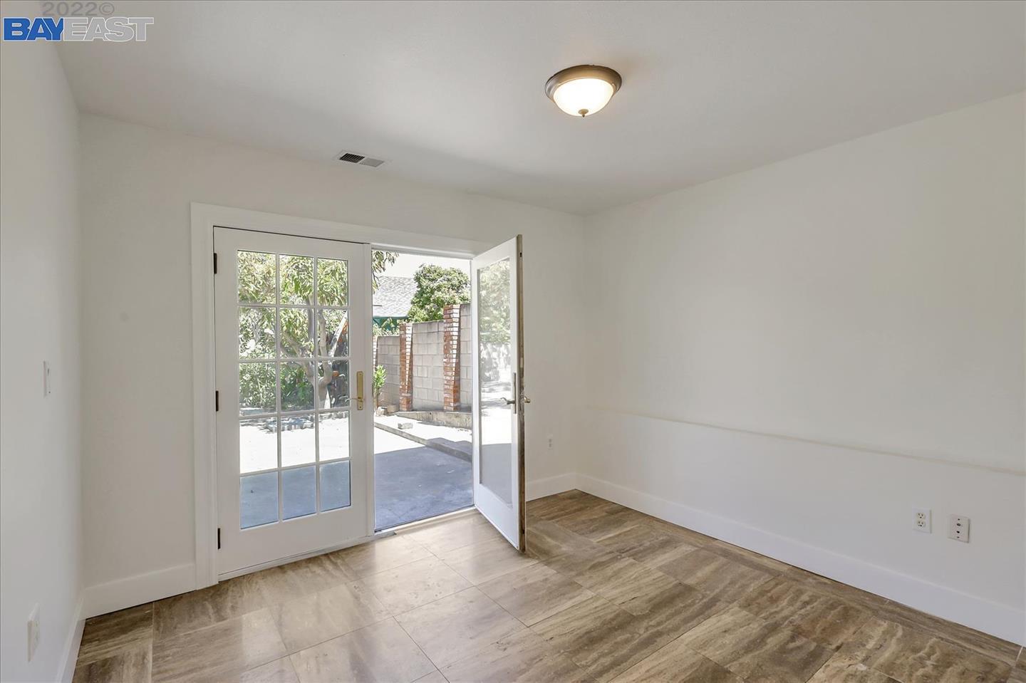 Detail Gallery Image 13 of 24 For 2036 E 20th St, Oakland,  CA 94606 - 4 Beds | 2 Baths